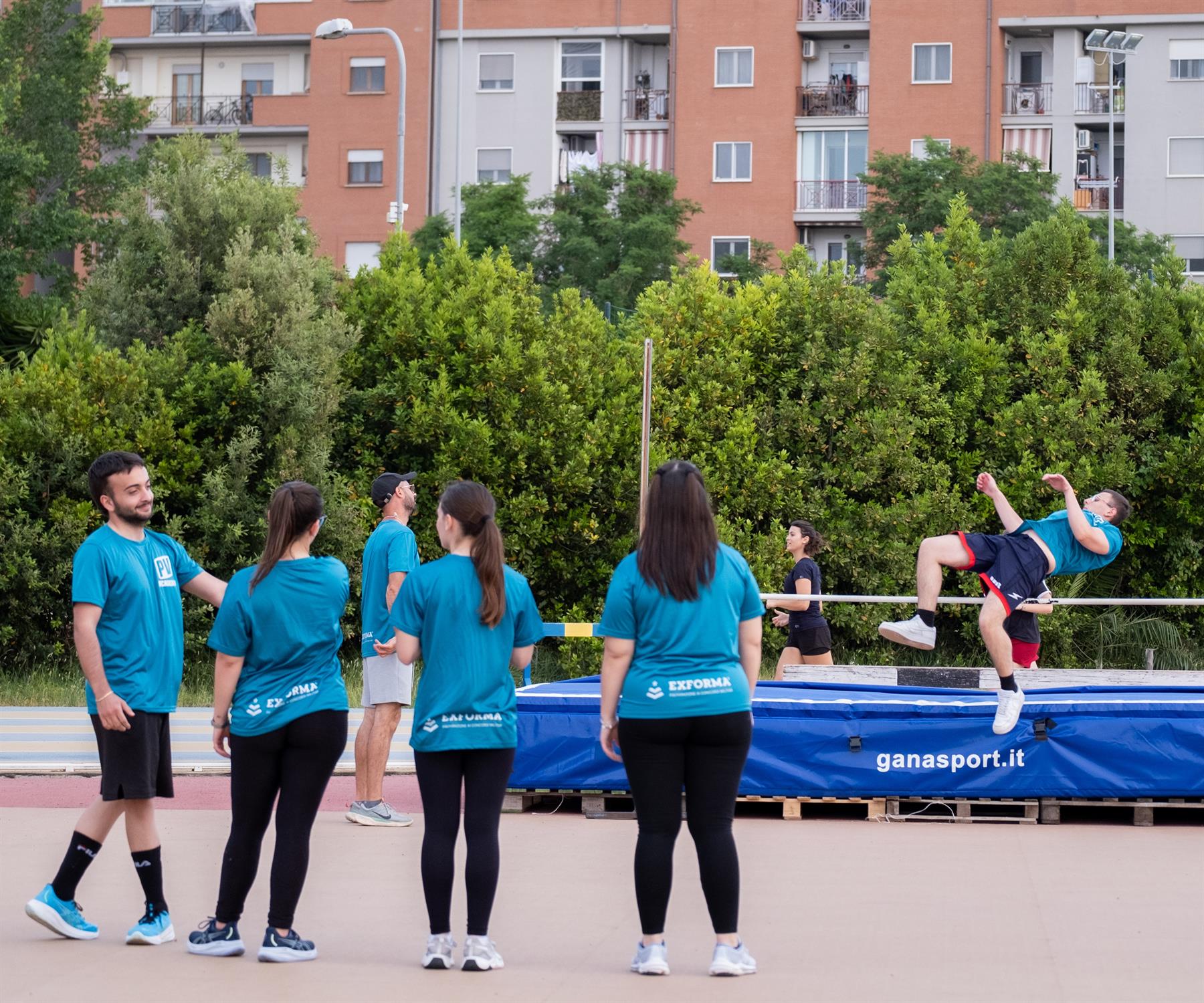 Gruppo in pista durante un allenamento