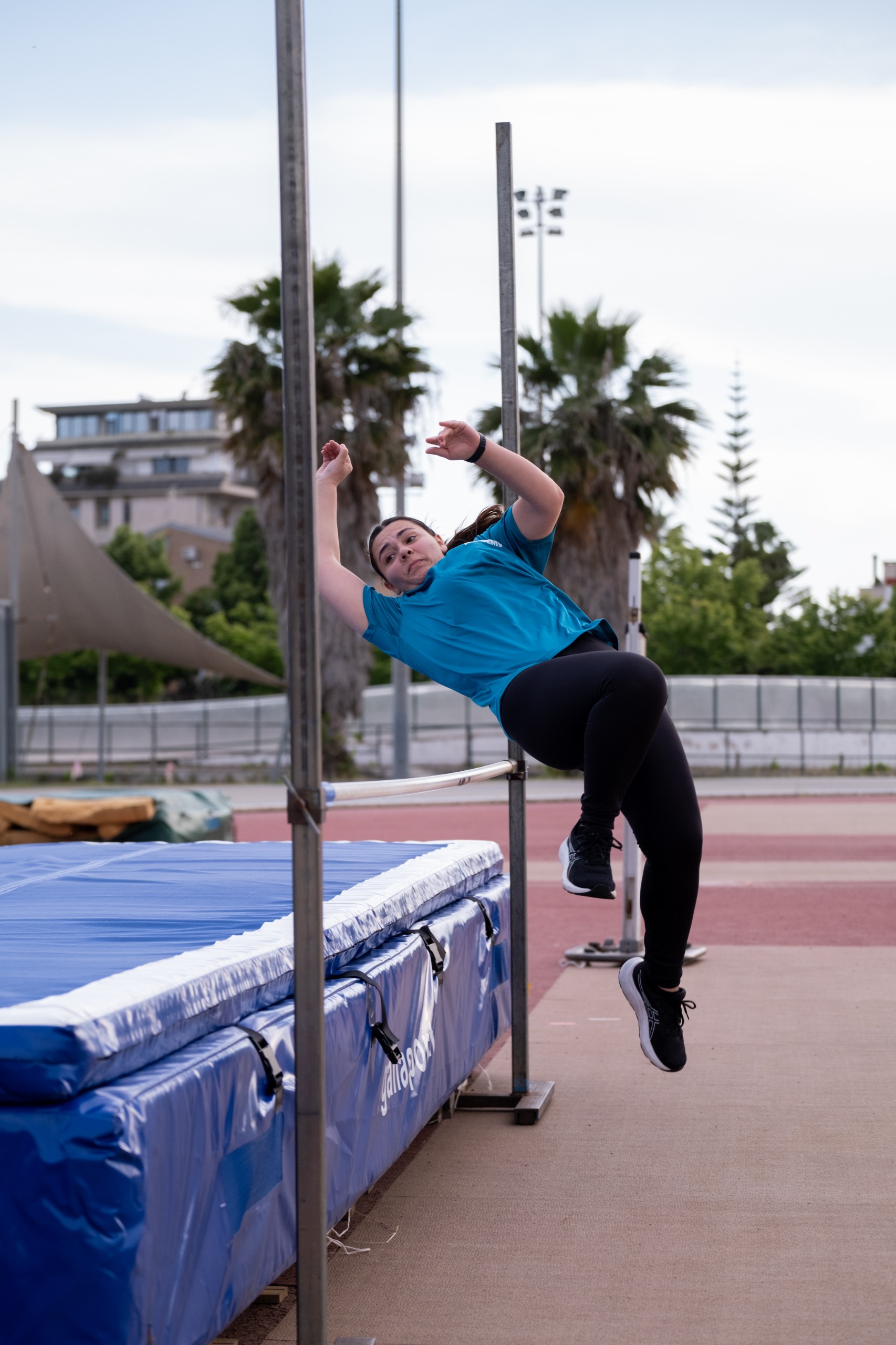Atleta durante un esercizio di salto in alto in una sessione Personal